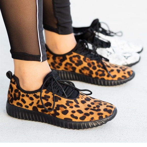 Shoes - Trendy leopard print sneaker